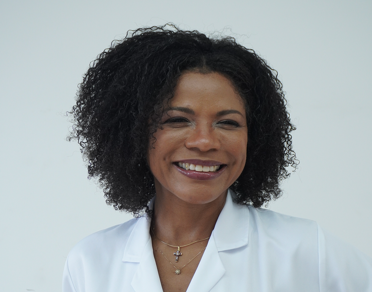 Dra. Airine Lima, ginecologista com 27 anos de experiência em Salvador BA